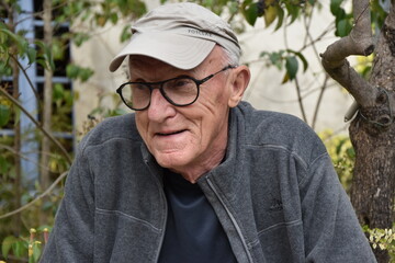 Vieil homme &eacute;tonn&eacute; avec des lunettes et une casquette