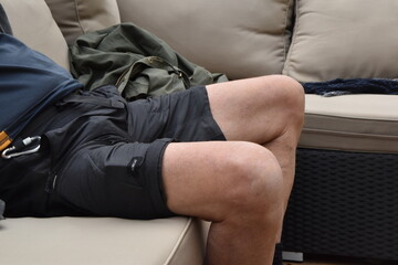 Genoux et cuisses de vieil homme