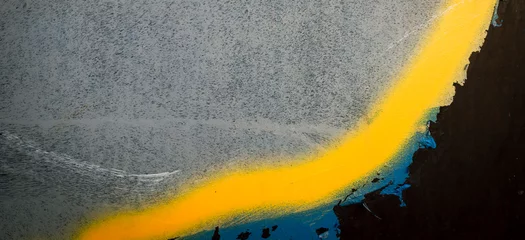 Tableaux ronds sur plexiglas Graffiti Fragment du mur avec peinture graffiti bleu jaune. Une partie de graffitis colorés d& 39 art de rue sur le fond de mur