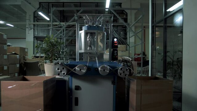 Automatic weaving machine weaves yarns without human intervention 