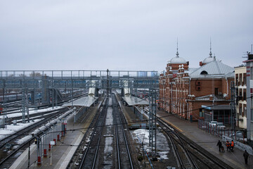 Fototapeta na wymiar Railway station in Kazan, April 2022. Железнодорожный вокзал в Казани, апрель 2022 год. 