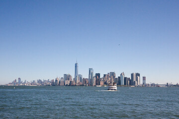 Fototapeta premium Manhattan skyline with upcoming ferry boat