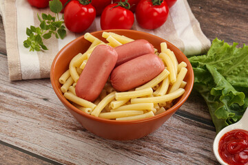 Mini sausages with pasta macheroni