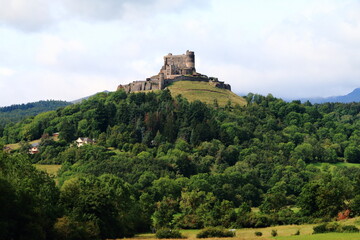 Fototapeta na wymiar Le château de Murol en Auvergne face au massif du Sancy