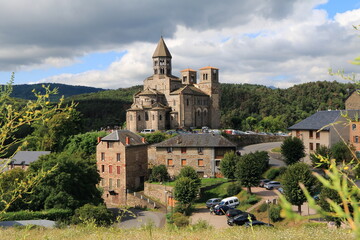Église et village de Saint-Nectaire au coeur de l'Auvergne