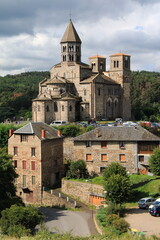 Fototapeta na wymiar Église et village de Saint-Nectaire au coeur de l'Auvergne