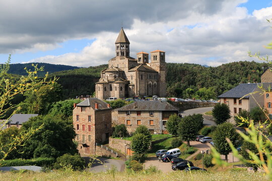 &Eacute;glise et village de Saint-Nectaire au coeur de l'Auvergne