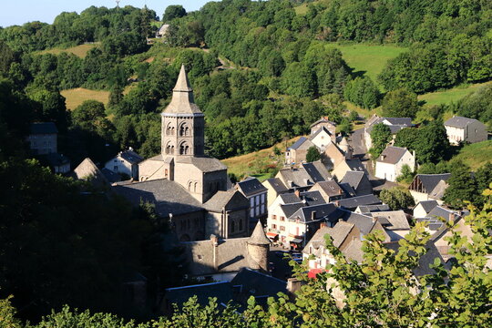 La basilique d'Orcival au coeur de l'Auvergne