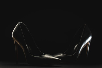 Escarpins noirs aspect peau sur fond noir