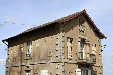 Fototapeta na wymiar Immeuble typique, vue de l'extérieur, ville de Autun, département de Saône et Loire, France