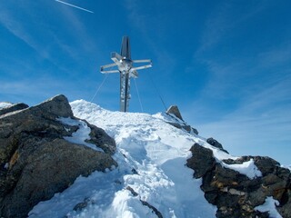 Fototapeta na wymiar winter adventure skitouring in stubaier alpes mountains
