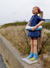 Mädchenfigur mit Rettungsring in Cuxhaven an Strandpromenade