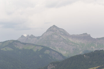 illustration d'un paysage de montagne sous un ciel gris