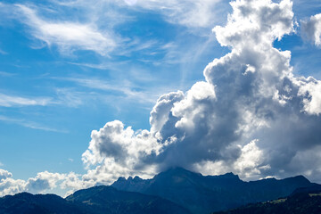 illustration d'un paysage de montagne avec un ciel très nuageux 