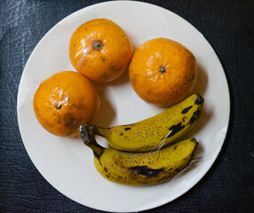 banana and orange in the plate