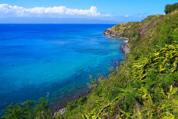 Fototapeta na wymiar Turquoise waters in Honolua Bay along the Honoapiilani Highway in the west of Maui island in Hawaii, United States - Famous snorkeling spot in Polynesia