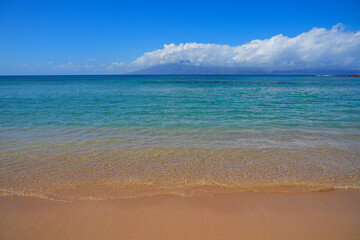 Fototapeta na wymiar Turquoise waters offering a view on Molokai from Napili Bay in Kapalua in the West of Maui island, Hawaii, United States