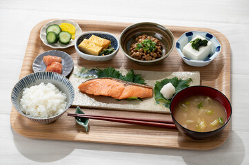 Fototapeta na wymiar 焼き鮭定食　健康的な朝食のイメージ