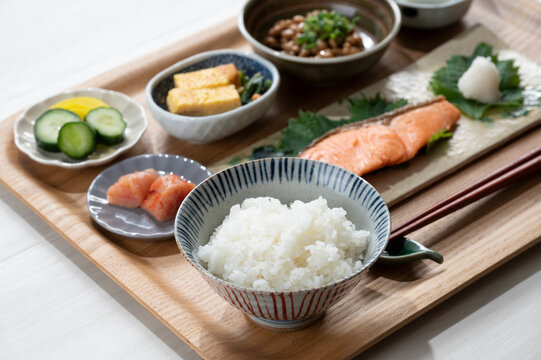 焼き鮭定食　健康的な朝食のイメージ