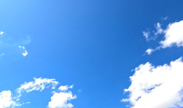 Céu azul com nuvens brancas, nuvens brancas no céu azul, belo dia para olhar para o céu