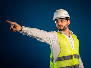 Ingeniero enojado dando ordenes