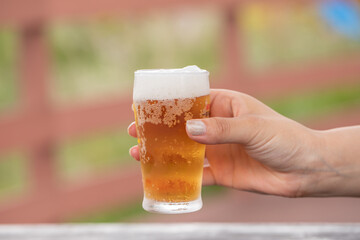 グラスビールを持つ手元　beer