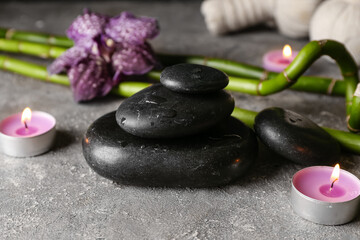 Obraz premium Spa stones with aroma candles on grunge background