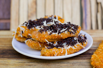 Crispy bananas with grated cheese and homemade chocolate chips.