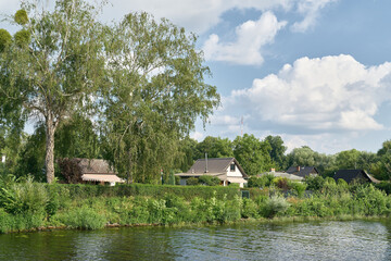 Schrebergärten in Berlin-Spandau romantisch am Ufer der Havel gelegen