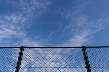 フェンスと青空