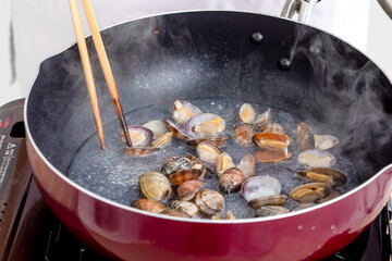 調理されるあさり　cooking	