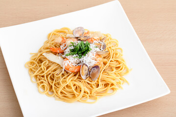 白いお皿に盛り付けられたパスタ　Pasta	
