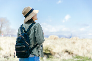 山を見上げる女性　picnic	