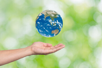 地球を受け止める人の手　環境問題イメージ