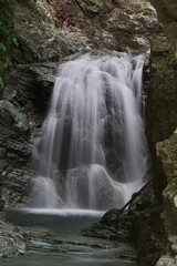 Obraz premium 小さな滝のスローシャッター写真 