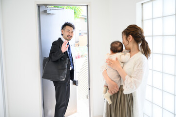 Fototapeta premium いってきま～すとお見送りする夫婦