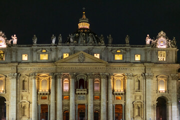Fototapeta na wymiar St. Peter's Basilica for the holidays on a rainy evening, Italy
