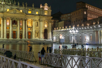Naklejka premium St. Peter's Square for the holidays on a rainy evening, Italy