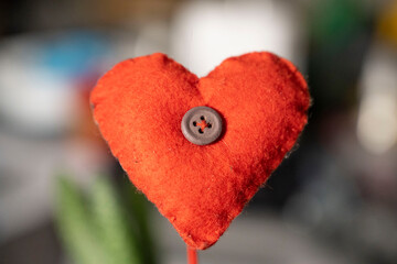 coeur en feutrine rouge avec un bouton