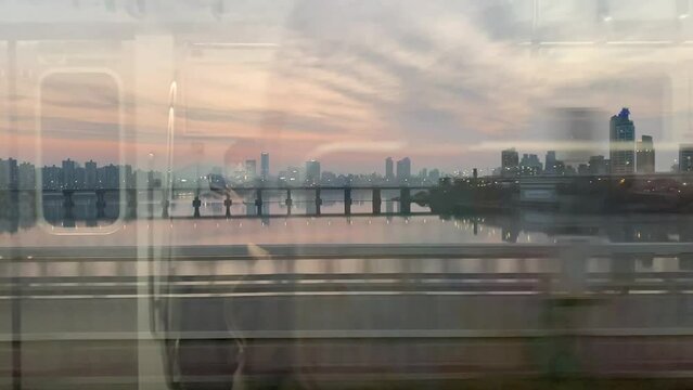 서울 저녁 노을 지하철 안, 한강 다리를 건너는 지하철, 창밖 풍경 / Inside the sunset subway in Seoul, the subway crossing the Han River bridge, and the view outside the window 