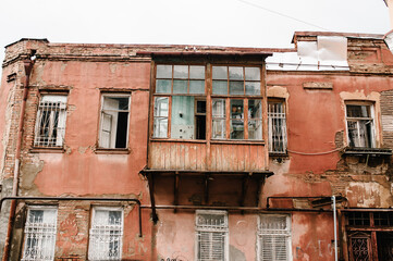 Naklejka premium Dilapidated houses, the building is abandoned, destroyed, in the old town of Tbilisi, Georgia. Caucasus. Broken architecture.
