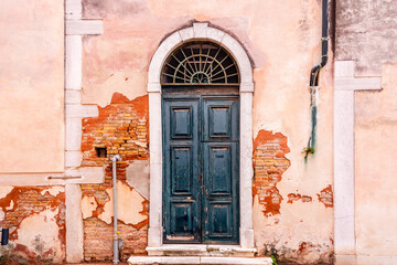 Fototapeta na wymiar Old and beautiful ornate door