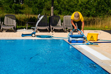 The cleaner turns on an automatic cleaning robot to clean the pool. Automatic pool cleaning....