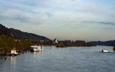 Naklejka premium Ships on the Danube