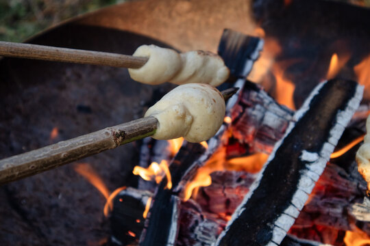 Stockbrot am Lagerfeuer zubereiten
