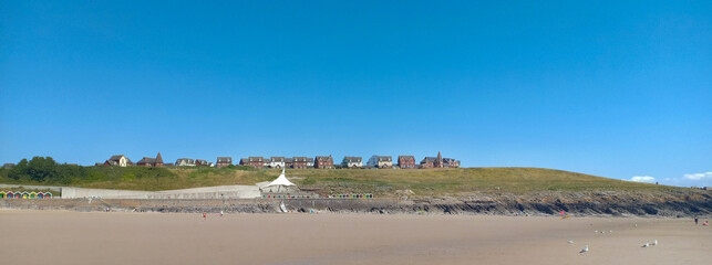 Fototapeta na wymiar beautiful beach landscape near Barry, Wales, United Kingdom with hill top houses