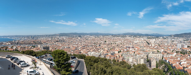 Vue panoramique de la ville de Marseille depuis la basilique de Notre-Dame de la Garde.