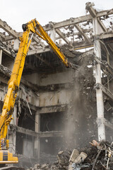 Fototapeta na wymiar パワーショベルによるビル解体工事現場