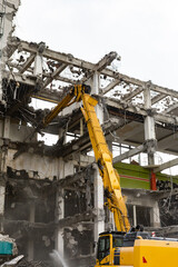 パワーショベルによるビル解体工事現場