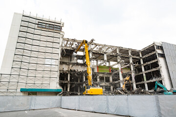 パワーショベルによるビル解体工事現場